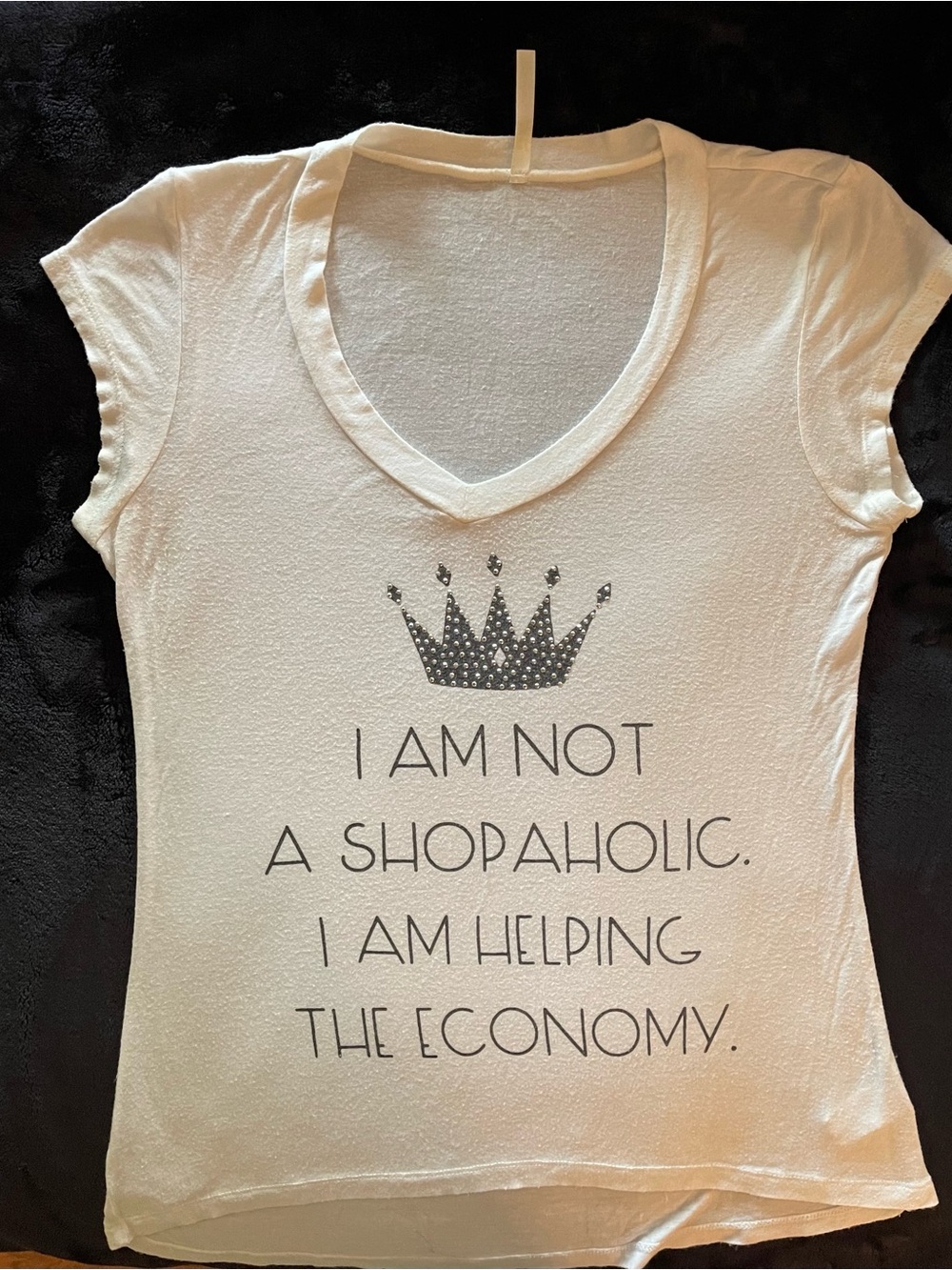 Graphic V-Neck Tee "I Am Not A Shopaholic" - Cream